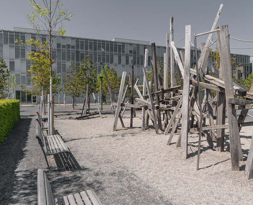 Spielplatz aus Eichenholz Oerliker Park gebaut durch Matter Garten Buch