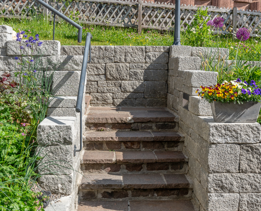 Natursteinmauer mit Treppe, Neugestaltung Aufgang, Mischpflanzung, Steintreppe, Staudenrabatten, Biodiversität