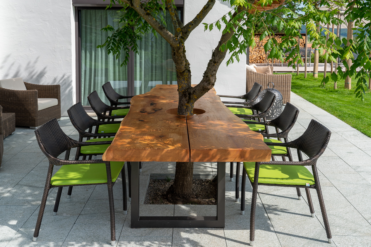 Baum in Tisch dient als natürlicher Schattenspender, Baum in Tisch Privatgarten, Gartenumgestaltung, Rasenflächen, Sitzgelegenheit, natürlicher Schattenspender