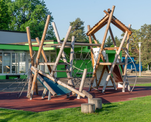 Kletterturm Schule Fahrweid, Spielplatz Schule, Kletterturm aus Holz, Fallschutzbelag