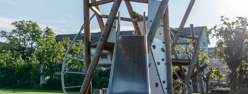 Rutschbahn Spielplatz Schule Fahrweid, Kletterturm Schule Fahrweid, Spielplatz Schule, Kletterturm aus Holz, Fallschutzbelag