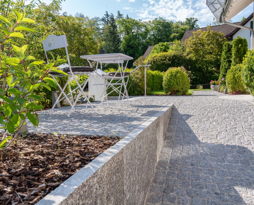 Natursteinplatten Maggia und Pflästerung mit Granit Portugal, Gartenumänderung Rollrasen, Privatgarten, pflegeleichte Bepflanzung, Einfamilienhaus Garten