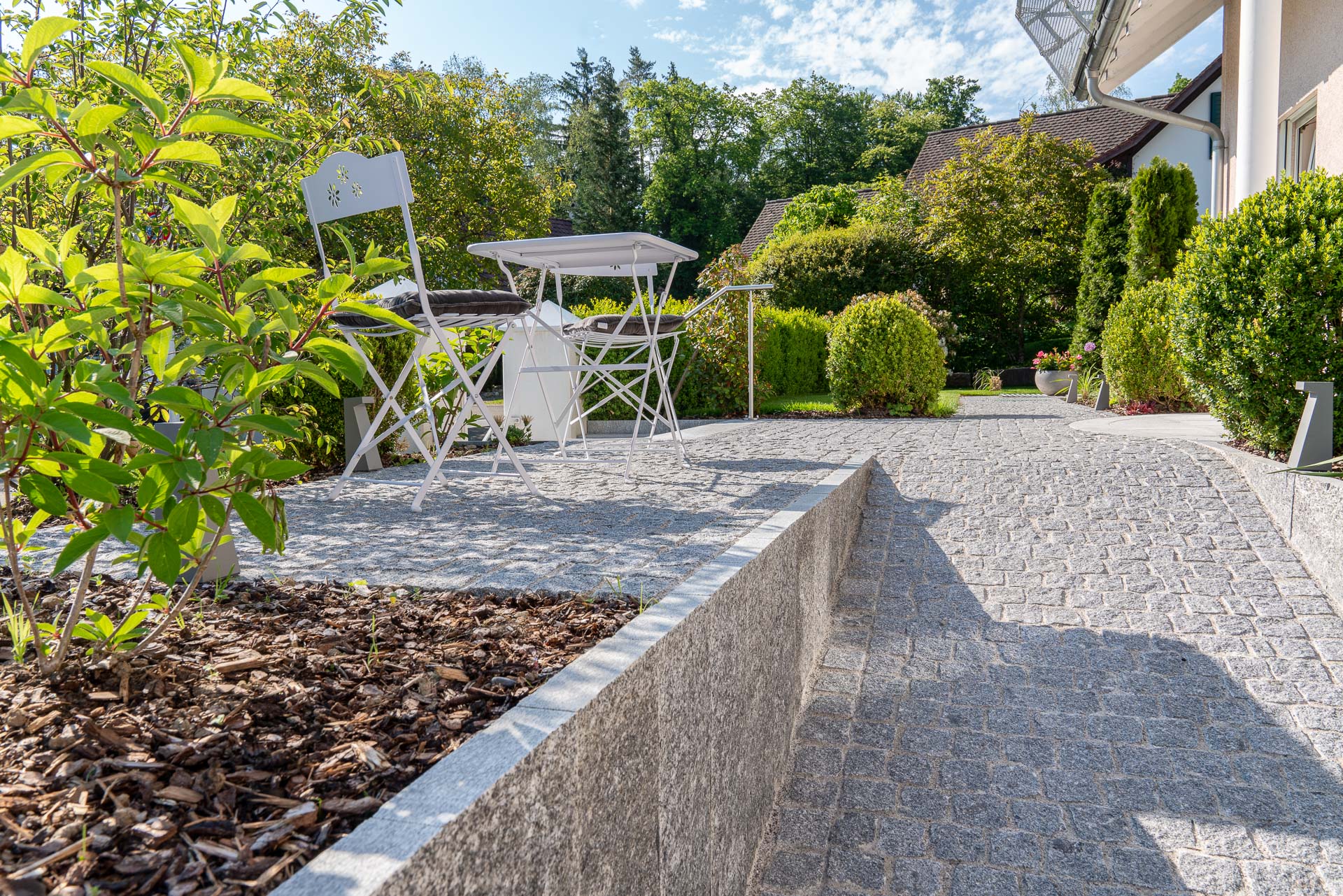 Natursteinplatten Maggia und Pflästerung mit Granit Portugal, Gartenumänderung Rollrasen, Privatgarten, pflegeleichte Bepflanzung, Einfamilienhaus Garten
