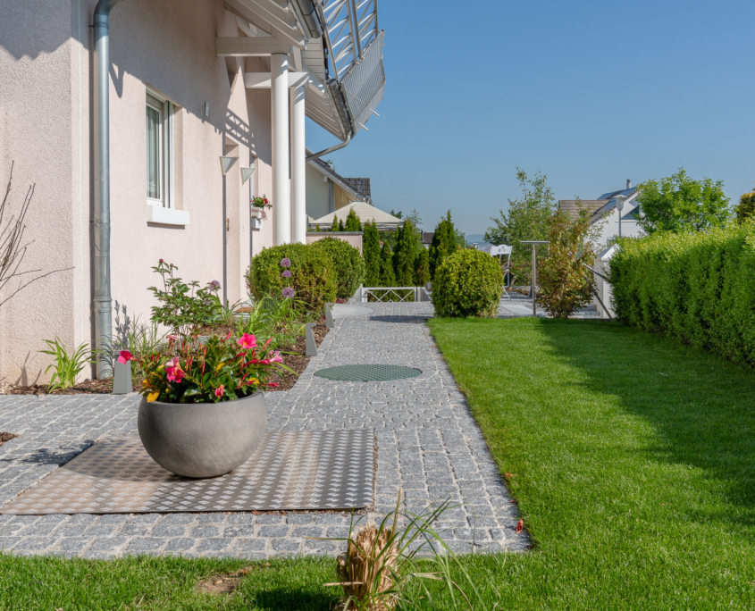 Pflästerung mit Granit Portugal, Gartenumänderung Rollrasen, Privatgarten, pflegeleichte Bepflanzung, Einfamilienhaus Garten