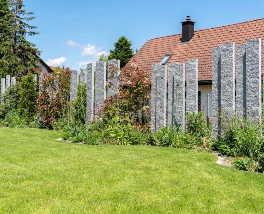 Sichtschutz im Garten mit Granitstehlen aus Naturstein Maggia