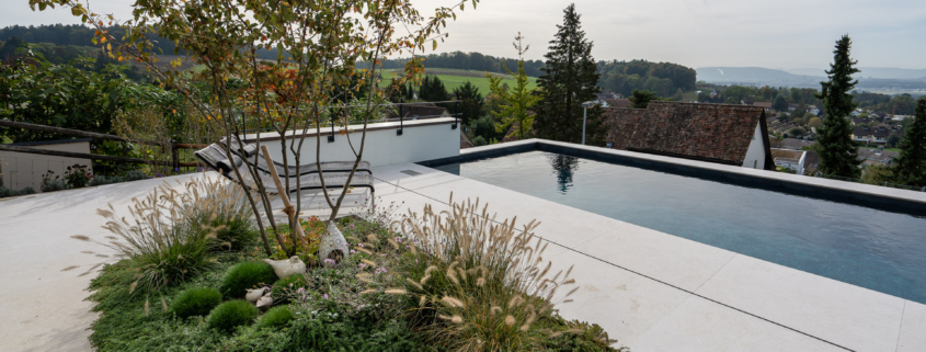 Stimmungsvoller Einfamilienhaus-Garten mit Pool